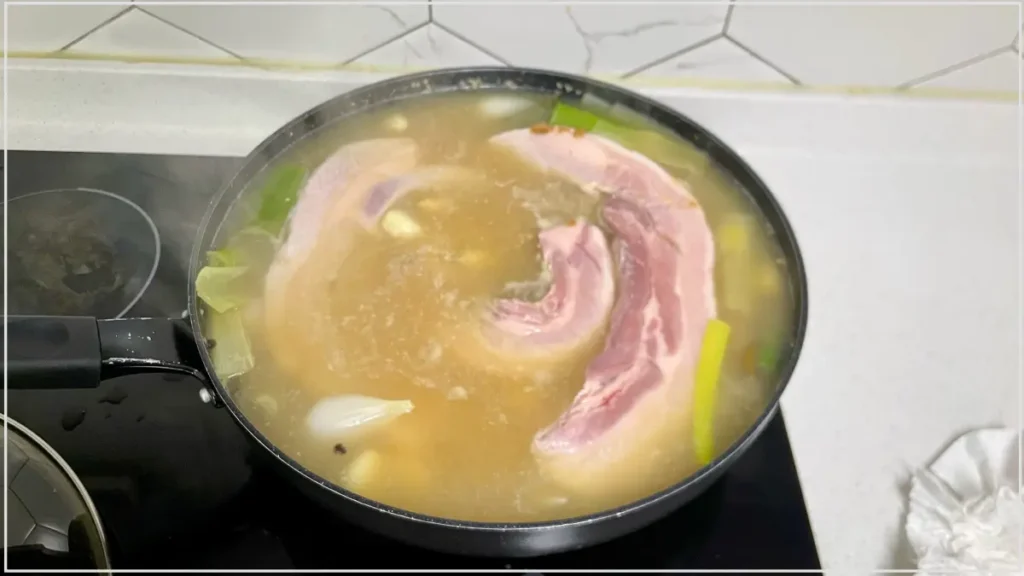 끓는 육수에 수육을 넣고 삶음