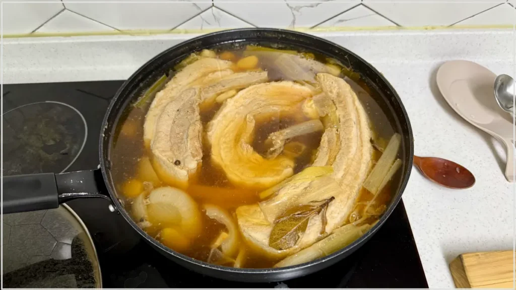 수육을 넣고 중약불로 삶음
