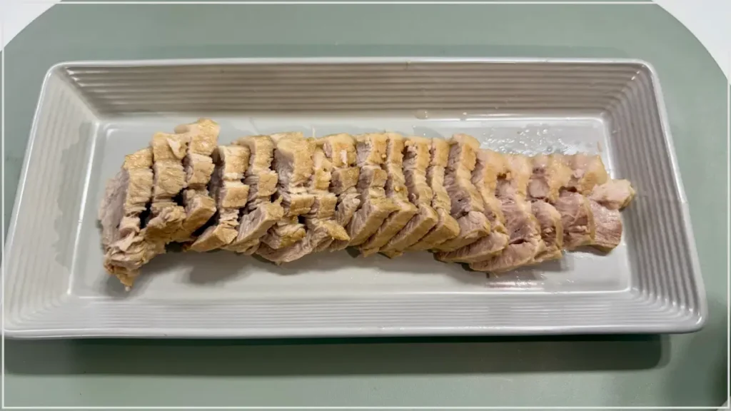 완성된 수육을 접시에 담음