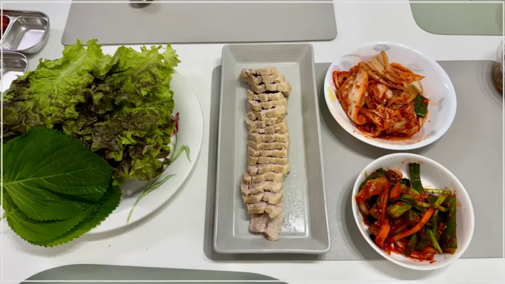 수육, 쌈, 김치가 있는 이미지