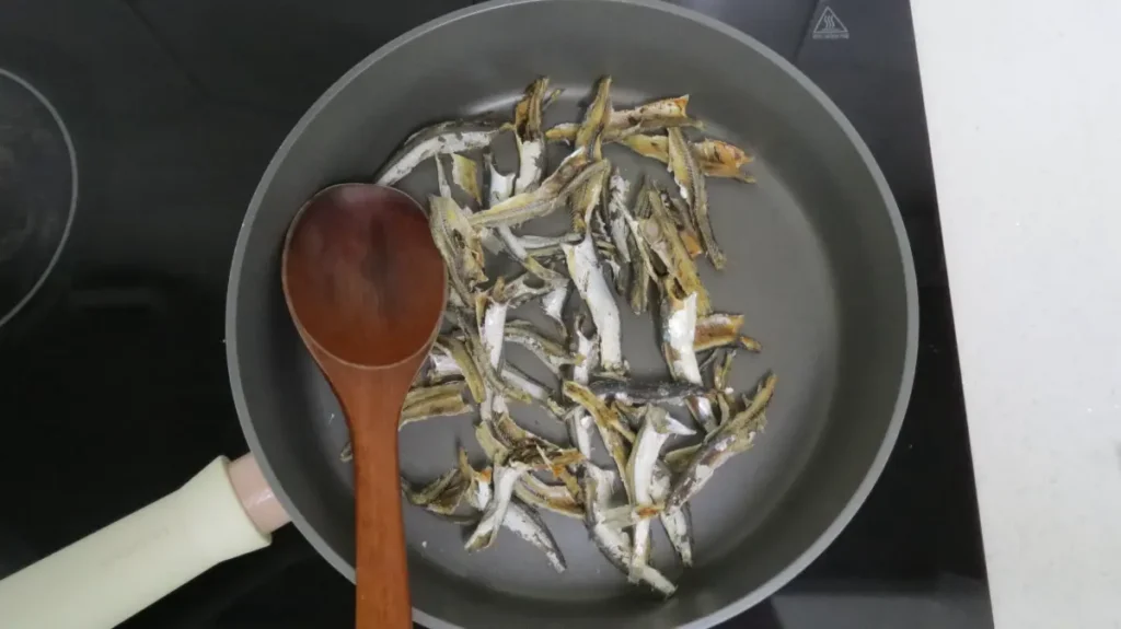 toasting-anchovies-for-broth