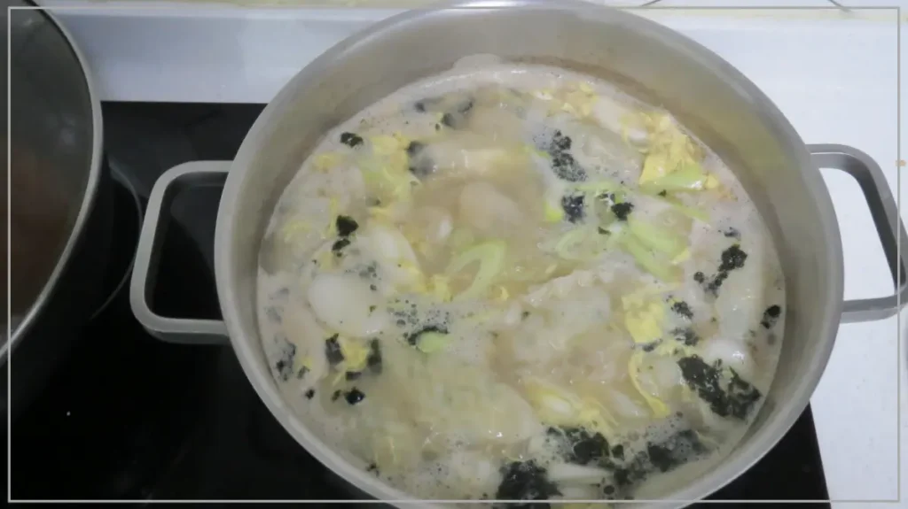 tteokguk-boiling-with-egg-seaweed