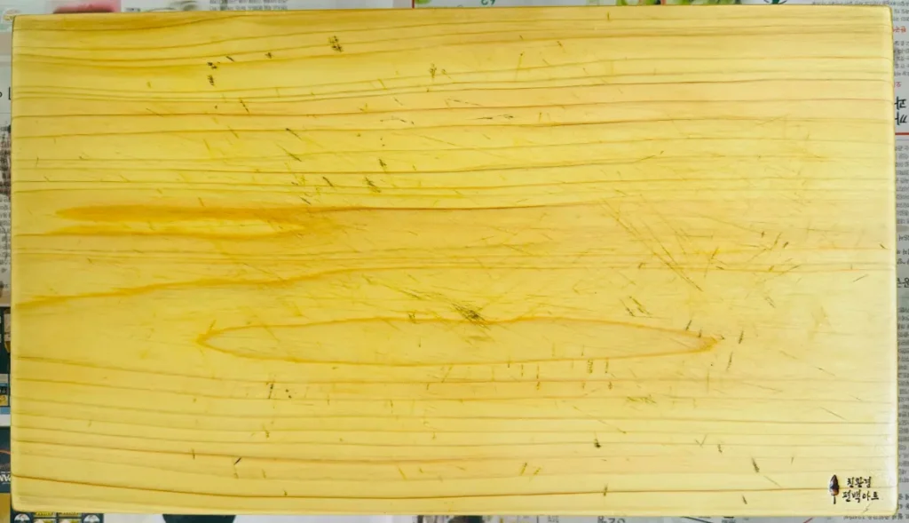 wooden-cutting-board-after-oiling